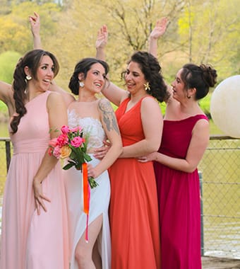 Photo d'une femme portant une tenue de cérémonie Juliet disponible chez Atelier M&F Boutique de robe de mariée aux Herbiers en Vendée