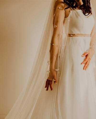 Création de robe de mariée et de robe de cérémonie semi-personnalisable chez Atelier M&F, boutique de robe de mariée aux herbiers en vendée