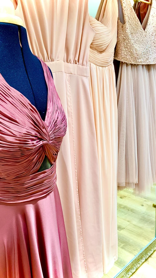 La nouvelle collection de nos marques fournisseurs commence à faire son entrée en boutique !
🌞 Le soleil s’installe et avec lui, l’envie de voir la vie en couleurs. 😍
Que vous soyez plutôt tons pastels, couleurs vives ou neutres élégantes, il y en a pour tous les goûts.Vous pouvez désormais passer sans rendez-vous du mercredi au samedi pour essayer nos petites merveilles ! Des prix allant De 60€ a 200€, pour respecter le budget de chacune 😍💶 (sans oublier notre gamme seconde main et semi mesure pour compléter ça !).Et vous, quelle est votre ambiance couleur préférée ? 💖🎨 dites le nous en commentaire !#NouvelleCollection #ModeColorée #Printemps2025 #AmbianceCouleursmariage #inviteemariage