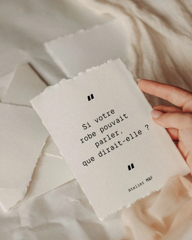 Si elle pouvait prendre la parole, elle raconterait certainement vos premiers essayages, le frisson de la découverte, et surtout, ce moment suspendu où vous avez dit "Oui".
Elle parlerait de votre confiance ou vos doutes, de votre joie et de toutes ces émotions vécues lors des préparatifs et de ce grand jour!À l'Atelier M&F, nous créons des robes qui murmurent votre histoire. 🤍#AtelierMF  #RobeDeMariée #MariageInspiration