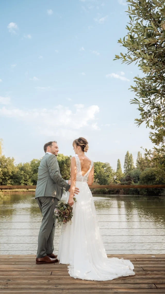 Aurore🌷Aurore a craqué pour une robe de mariée de notre collection fournisseur, un modèle bohème tout en douceur et en caractère.La fluidité de la mousseline, le haut en dentelle orné de fleurs 3D et de galons géométriques... une combinaison parfaite pour révéler sa personnalité.Et pour sublimer le tout, nous avons ajouté quelques sequins délicats, juste assez pour illuminer la dentelle et faire scintiller Aurore pour son grand jour.Merci pour votre confiance Aurore.#mariagepaysdelaloire #robedemariee #surmesure #ateliermetf #mariage2027