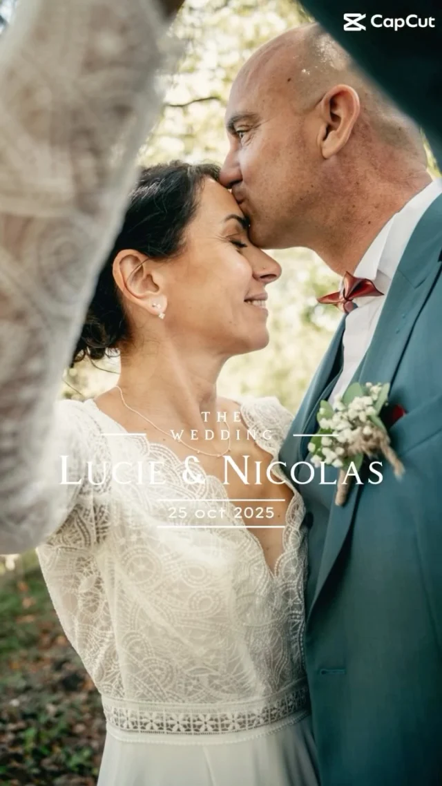 Lucie 💕C’est depuis Nice que Lucie est venue à notre rencontre pour imaginer la robe de sa vie.Au fil de nos échanges et des essayages, une évidence s’est dessinée… Sa robe.Un dos délicatement échancré pour révéler juste ce qu’il faut.
Des manches élégantes, pensées pour la douceur d’un mariage d’hiver.
Un bas fluide et léger pour accompagner chacun de ses pas.
Et cette quille en dentelle, subtilement glissée sous la fente, laissant apparaître sa jambe avec finesse et modernité.
Une robe à son image : lumineuse, délicate et affirmée.Merci Lucie pour ta confiance 🤍Crédit photo: @laparte_photogaphie
Lieu : @lavalleedelaroche#mariagedhiver #surmesure #mariagepaysdelaloire #robedemariée mariagevendee