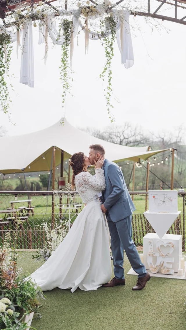 Retour sur un week-end incroyable …Entre soleil, bonne humeur et vibes de folie, cette deuxième édition du salon du mariage by @wedding_and_the_gang à @lavalleedelaroche a été un vrai bonheur !Des rencontres, des rires, des projets plein la tête… et surtout une équipe de professionnels au top pour faire de ces journées un moment inoubliable !Merci à tous ceux qui sont passés nous voir, futurs mariés ou simples curieux . Vous nous avez donné encore plus d’énergie pour commencer cette nouvelle saison.Merci à nos bénévoles et modèles pour le temps que vous nous avez consacré ! Vous avez mis en valeur nos créations, en les rendant encore plus inspirantes.Merci à l’équipe du wedding and the gang pour cette organisation incroyable, pour la bienveillance et les good vibes qui rendent ce salon encore plus exceptionnel !Merci à @kiwi_studio.mariage @histoirescitadinesphotographie et @anaissld_photographe d’avoir immortalisé ce week-end!Nous avons hâte de poursuivre ce que nous avons commencé lors de ces 2 jours inoubliables!Marie et FannyOrganisation : @elo.events85 et @ohmyday.events
Deco : @pepitedouceur @pcommepapier et @marine_imagine_vos_instants
Fleurs : @maisonchoplain
Danse et show : @camille.groussier
@courspoledancevendee85 @aerialcherryshow
Costumes @espace_brousseau_vetements
Bijoux : @bijouteriecaillaud @emetca
Jeux : @cheztontonz
Voitures @vintageloisirs18
Maquillage : @iletaitcejour.coiffure.makeup @institutspalatelierdessens
Coiffure : @zenpourunstyle
Traiteur : @loiseaunocturne @poelonsdubocage1
Cocktails : @palace_cocktail
Photographes/videastes : @kiwi_studio.mariage
@anaissld_photographe @pix_et_kolegram
@eyesamer_mariage @histoirescitadinesphotographie
Musique : @seadom85 @djaz_a_meches