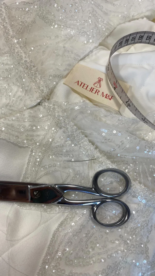 On vous parle souvent des détails qui ont toute leur importance…
Pour sa robe de mariée, Anaïs souhaitait sublimer sa silhouette avec des boutons! Mais pas 3, ni 10 mais 33 boutons recouverts à la main pour une robe de caractère !D’après toi, combien de temps pour recouvrir et poser ces boutons ?! Dis nous en commentaires 💬#robedemariée #faitmains #surmesures