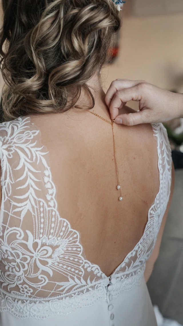 Aujourd’hui, on vous parle de la magie du dos d’une robe de mariée !
En tant que créatrices, c’est l’un de nos terrains de jeu préférés.
Mais au-delà de la dentelle, du décolleté ou des découpes, il y a surtout ce moment précis…
Vous le visualisez ? Le moment du TOUT. DERNIER. BOUTON. (Ou fermeture 😉)
Celui où votre maman, votre sœur ou votre témoin se retrouve soudainement avec des moufles à la place des mains à cause de l’émotion (et de la petite montée de stress, on ne va pas se mentir 😅).C’est notre instant préféré. Ce petit bout de tissu qu’on ferme, c’est le top départ. L’ultime seconde d’intimité et de calme avant d’être officiellement propulsée dans la folle, intense et merveilleuse tornade de votre journée de mariage. 🌪️💍
On adore imaginer ces moments lorsque l’on crée vos robes !👇 et vous, qui aura la lourde tâche (et les doigts qui tremblent) de boutonner votre robe le jour J ?À très bientôt en boutique
Marie et Fanny
Atelier M&F#robedemariee #creatricefrancaise #mariage #futuremariee #weddingdress