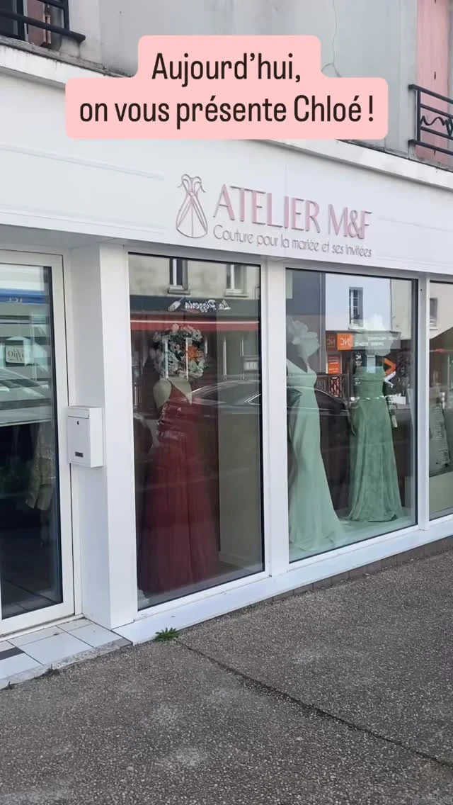 On souhaite la bienvenue à Chloé!
Avec son beau sourire, elle vient nous prêter main forte pour l’accueil boutique cocktail quelques jours par semaine pour cette période intense !
N’hésitez pas à venir pousser la porte de la boutique pour profiter de ses conseils, et qui sait… trouver la robe idéale pour vos événements ?!☺️#robedesoirée #robecocktail #ateliermetf