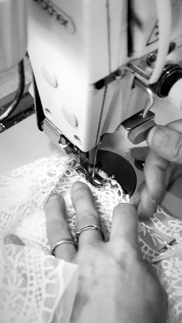 Dans les coulisses de l’Atelier M&F... 🧵
La saison des mariages bat son plein et l’atelier bouillonne ! Derrière cette vidéo, il y a nos quatre mains, un petit bout de notre quotidien que l’on vous partage!
Pour nous, créer la robe de votre vie ne s’improvise pas. C’est un savoir-faire artisanal que nous cultivons grâce à nos années d’études et notre expérience.
La période est intense, mais votre sourire lors des essayages vaut la peine.
Merci de votre confiance ! 🤍📍 Atelier M&F– Les Herbiers (85)
🤝 Marie & Fanny#ateliermetf #RobedeMariee #CreatriceRobeDeMariee #SavoirFaireArtisanal #lesherbiers
