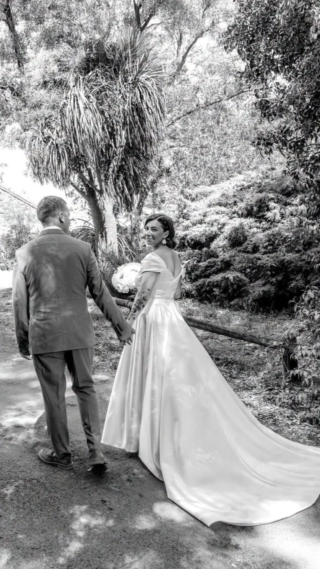 Élise… 💙👰
Une robe en satin sur mesure fabriquée dans notre atelier pour un rendu si chic et élégant !
Nous avons pris un plaisir fou a créer cette robe, à penser chaque plissé du bustier, imaginer cette fente pour apporter de la modernité, et l’ajuster parfaitement jusqu’au dernier rdv.
Le petit plus : le voile brodé aux initiales des mariés en bleu bien évidemment 😉.
Merci élise pour votre confiance,
et pour ces belles photos de @centralphotofontenaylecomte#robedemariée #mariagepaysdelaloire #ateliermetf