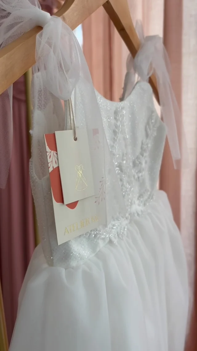 Alerte 🚨craquage devant tant de mignonnerie !!!
Aujourd’hui on vous dévoile la robe créée et fabriquée dans notre atelier pour la jolie Léna !Un mini moi de sa maman pour ce jour si spécial 🥰Alors ce n’est pas trop chou?!#robedemariée #mariagepaysdelaloire #ateliermetf #surmesure