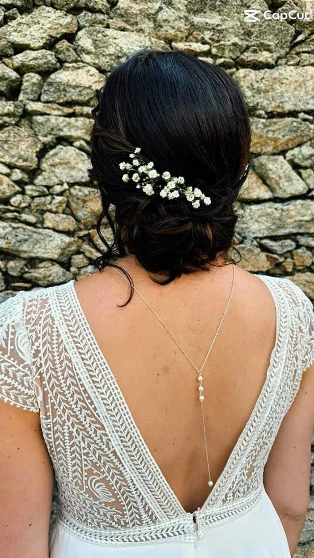 Aurélie 🌺Tout à commencé par un premier essayage, une robe puis 2 , puis …. Aurélie jette son dévolu sur notre robe BAO, mais un détail ne lui convient pas: la dentelle!Un croquis, plusieurs discussions autour de la dentelle et c’est lors du premier essayage de mise au point que sa robe a commencé à prendre vie!
Puis d’autres détails sont devenus plus évidents: La longueur des manches, la profondeur du décolleté , traîne ou pas traîne !? Ce sont des points que nous avons finalisés au fur et à mesure des essayages.C’est comme ça que nous fonctionnons chez Atelier M&F . Nous vous laissons le temps pour réfléchir, affiner vos envies et affirmer vos choix ! Pas de décisions prises à la hâte car le choix de la robe de votre vie ne se fait pas en 2h 🤍#robedemariée #surmesure #mariagepaysdelaloire #mariage2027 #ateliermetf