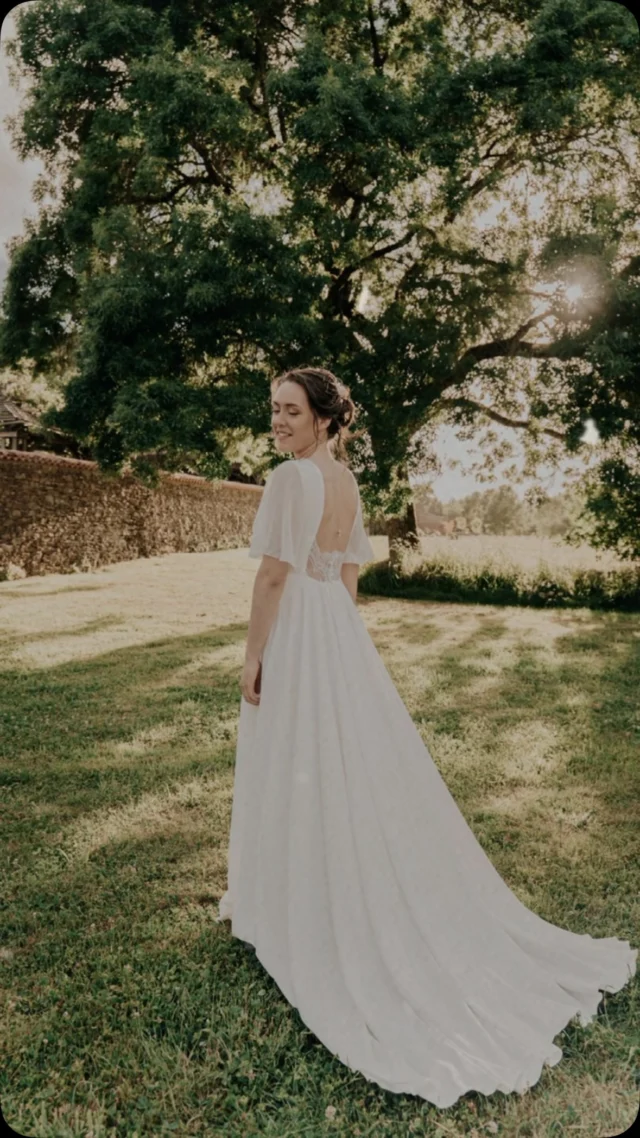 Eva ♥️♥️♥️
Une rencontre touchante et marquante avec cette jolie mariée et sa famille.
Une délicatesse que l’on retrouve dans le modèle « Brittany » de notre collection semi mesure Atelier M&F, créée et fabriquée dans notre atelier aux herbiers.
Un modele de base qu’elle a pu personnaliser selon ses envies , c’est ça notre grand + !Merci Eva pour votre confiance et belle continuation et merci à @instantpresent.aphotographe pour ces belles photos !Et vous? Tentée par une de nos création?! Réserve vite votre créneau d’essayage sur notre site ateliermetf.fr#robedemariée #mariagepaysdelaloire #ateliermetf #ateliermf