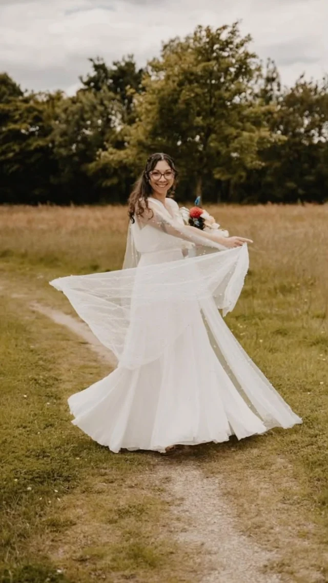 Emilie ⭐️Quand Emilie a poussé la porte de notre atelier, elle avait une idée plutôt précise de la robe de ses rêves , mais il fallait lui donner vie en réfléchissant à la faisabilité, au confort et aux matières… pas de problème … on aime les challenges chez Atelier M&F !Et c’est quelques mois après notre première rencontre que sa robe est devenue réalité… sa robe ou plutôt ses tenues: un bustier, une jupe en mousseline, un pantalon, une cape en tulle perlé et des manches amovibles lui ont permis d’avoir un look différent à chaque moment de la journée !On adore ce changement de look pour surprendre les invités … et monsieur! Et vous ?#robedemariée #mariagepaysdelaloire #ateliermetf #surmesure #mariage2027