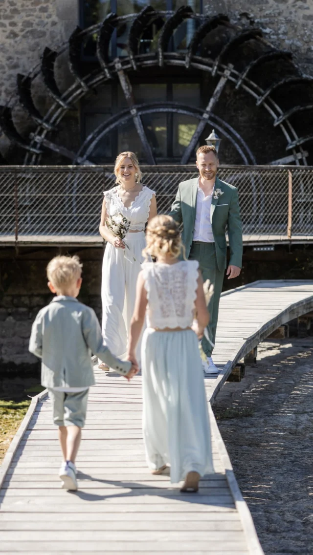 Céline 🌸Le premier essayage est souvent rempli de questions…Pour Céline, il y en avait une qui revenait sans cesse : faut-il choisir la robe de mariée qui collait à la tradition, ou l’ensemble pantalon dans lequel elle se reconnaissait pleinement ?D’un côté, la tenue traditionnelle. De l’autre, celle dans laquelle elle se sentait naturellement elle-même, libre de ses mouvements et en confiance.Alors nous avons pris le temps. Celui d’essayer, de comparer, d’échanger, d’écouter ses envies… et surtout de ne pas choisir en fonction de ce que l’on attend d’une mariée, mais de ce qui la faisait vibrer.Finalement, c’est le pantalon qui s’est imposé comme une évidence. Une tenue à son image : élégante, épurée, confortable, avec des détails délicats. Une tenue dans laquelle elle pouvait bouger, rire, danser… et surtout se sentir pleinement elle-même.Parce qu’au fond, il n’y a pas de bon ou de mauvais choix. Il y a simplement la tenue dans laquelle on se reconnaît.Le petit plus… la creation de l’ensemble de sa fille, dans la même dentelle que sa tenue et au couleur du mariage 🤩Lieu de réception : @lavalleedelaroche#robedemariée #mariagepaysdelaloire #ateliermetf #surmesure mariage2027