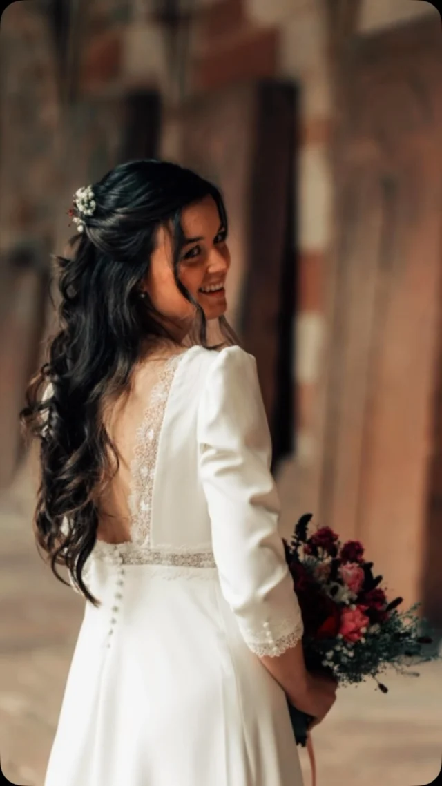 Coline 🤍C’est depuis l’Alsace que Coline nous a contacté pour la création de sa robe de mariée !Une robe de mariée aux lignes douces et intemporelles, où la délicatesse rencontre le romantisme.
Son décolleté carré, ses manches longues légèrement bouffantes et ses finitions en dentelle apportent une touche de grâce et de raffinement.Et vous, seriez vous prête à traverser la France pour la creation de votre robe de mariée ?Photos du jour J: @sebdroll_portrait#robedemariée #mariagepaysdelaloire #ateliermetf #surmesure #mariage2027