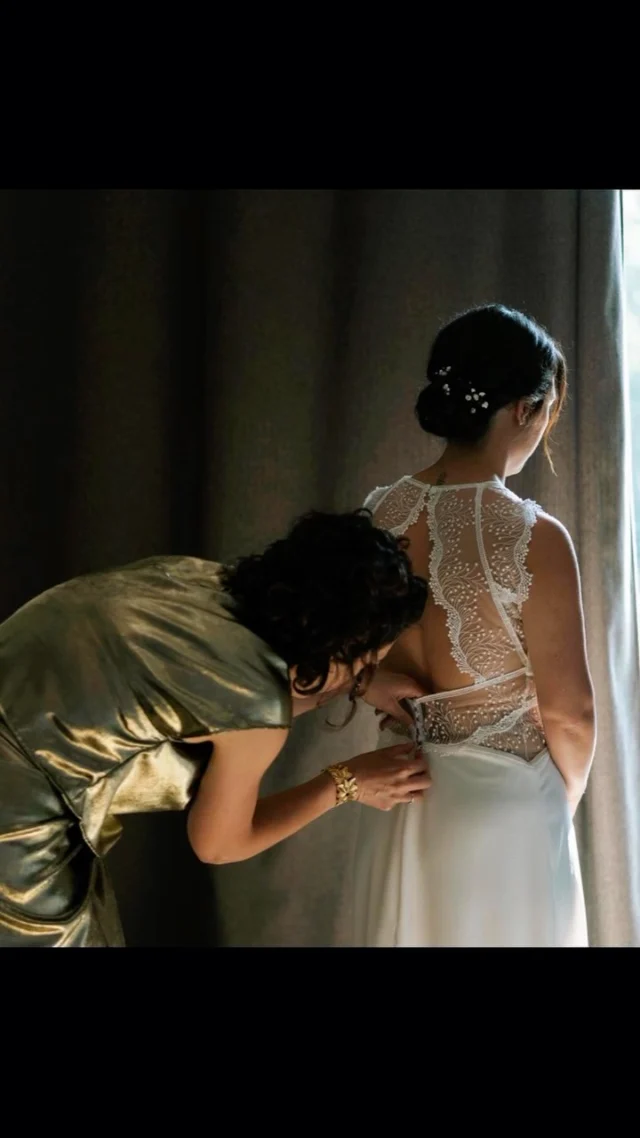Charlène🌸Un essayage de robe de mariée, c’est un moment hors du temps. Un moment d’échange, d’écoute, de belles rencontres.On essaye, on ajuste, on imagine, on personnalise !Charlene a su se laisser porter pour la création de sa robe de mariée, en nous faisant confiance à chaque étape de sa création. ✨De nos premiers échanges aux derniers ajustements, nous avons imaginé ensemble une robe qui lui ressemble, jusque dans les moindres détails.Et puis il y a ce moment… celui où la robe prend vie, où l’on se découvre enfin en mariée. 🤍Merci Charlene pour cette confiance et pour m’avoir permis de participer à cette si belle aventure.