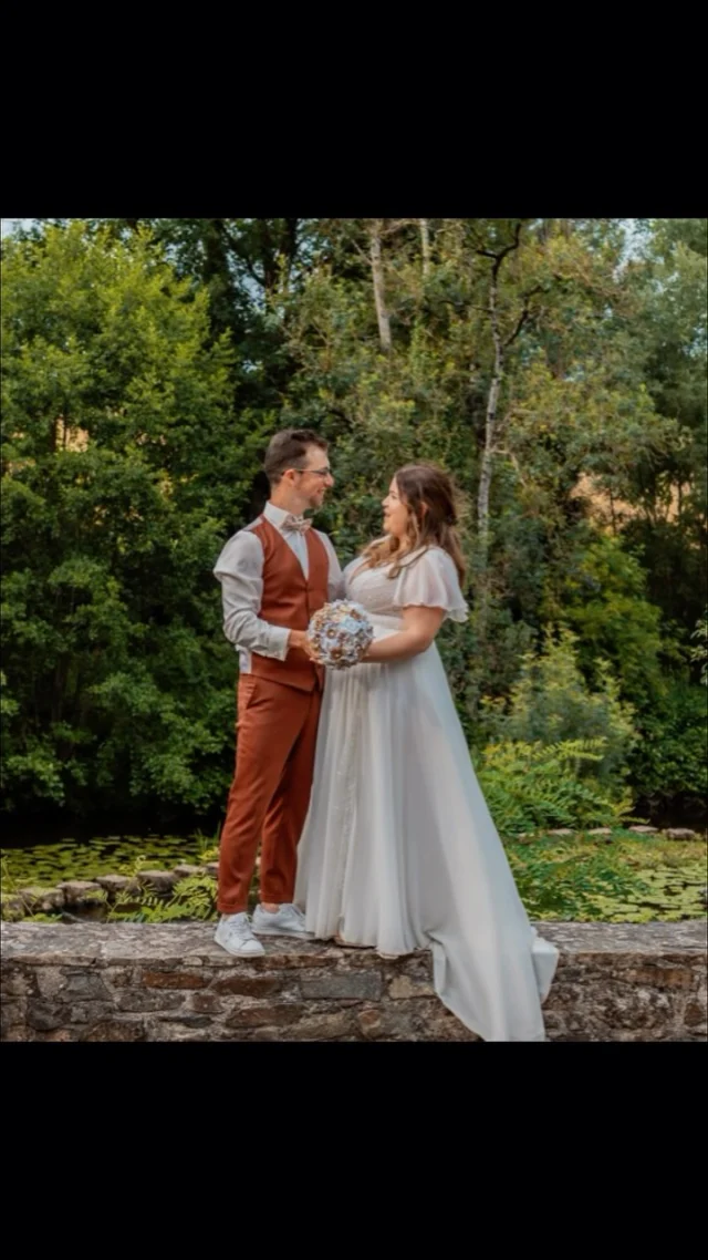 Charlotte 🌸Une rencontre, des envies, des idées qui se mêlent… et peu à peu, la robe prend vie. ✨Pour sa robe de mariée, Charlotte a pu choisir chaque détail : la ligne de la robe, le volume de la jupe, la dentelle, les galons… Chaque élément a été pensé pour créer une robe qui lui ressemble.Tout est devenu plus évident lors de son premier essayage.
Deux heures hors du temps, pendant lesquelles nous avons pris le temps d’écouter ses envies, d’essayer différents modèles pour l’aider à se projeter, de toucher les matières, d’observer et de choisir les dentelles…Un moment d’échange, de découverte et de création, où chaque détail compte.Merci Charlotte pour votre confiance ! 🩷#robedemariée #mariagepaysdelaloire #ateliermetf #surmesure #futuremariée