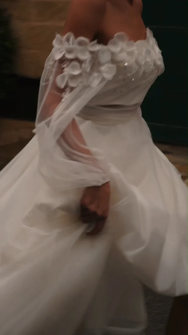 Découvrez le modèle Oriana de notre collection Fournisseur 2027 !
une pépite pleine de caractère 🤩
Laissez vous séduire par ce 3 en 1 composé d'une jupe en tulle, bustier, et top transparent avec ses fleurs 3D.
A essayer dès à présent en boutique Atelier M&F aux Herbiersreservez vite votre créneau d'essayage via lien en bio#robedemariée #robedemariee #robemariéemoderne #mariée2027 #Mariée2027 #mariee2027A très bientot
Marie & Fanny
ATELIER M&F
16 GRANDE RUE, 85500 LES HERBIERS