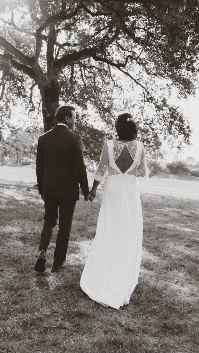 Caroline 🌸Créer une robe de mariée, c’est bien plus que dessiner une silhouette ou choisir de belles matières. C’est écouter, conseiller, imaginer ensemble… et donner vie à une robe dans laquelle une femme se sent pleinement elle-même, belle et confiante, pour l’un des jours les plus précieux de sa vie.Caroline nous a accordé sa confiance pour la création de sa robe, et nous sommes profondément touchée de lire ses mots aujourd’hui.
« Je me suis sentie vraiment belle dans ma robe. […] Je n’aurais vraiment pas pu rêver mieux pour un jour si unique. » 🥹💛Recevoir un tel retour, c’est tout ce qui donne du sens à mon métier. Derrière chaque création, il y a des échanges, des doutes parfois, des petits détails ajustés avec soin, des émotions… et surtout, une histoire singulière à raconter.Merci infiniment, Caroline, pour votre confiance, votre gentillesse et pour nous autoriser à partager ces précieux souvenirs. Nous sommes tellement heureuse d’avoir pu contribuer, à notre manière, à la beauté de cette journée. 🥰Photo: @_letempsduninstant_49#robedemariée #créationsurmesure #Mariée2026 #ateliermetf #artisanatfrancais